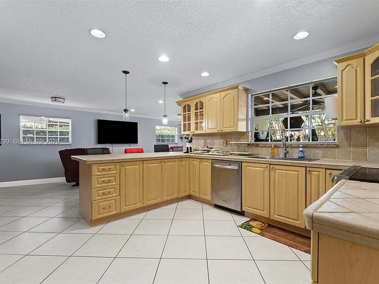 14012 SW 38th Ter — Photo 18
