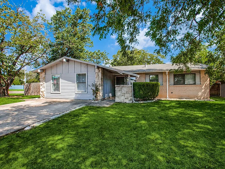 4425 Windsor Dr — Photo 1