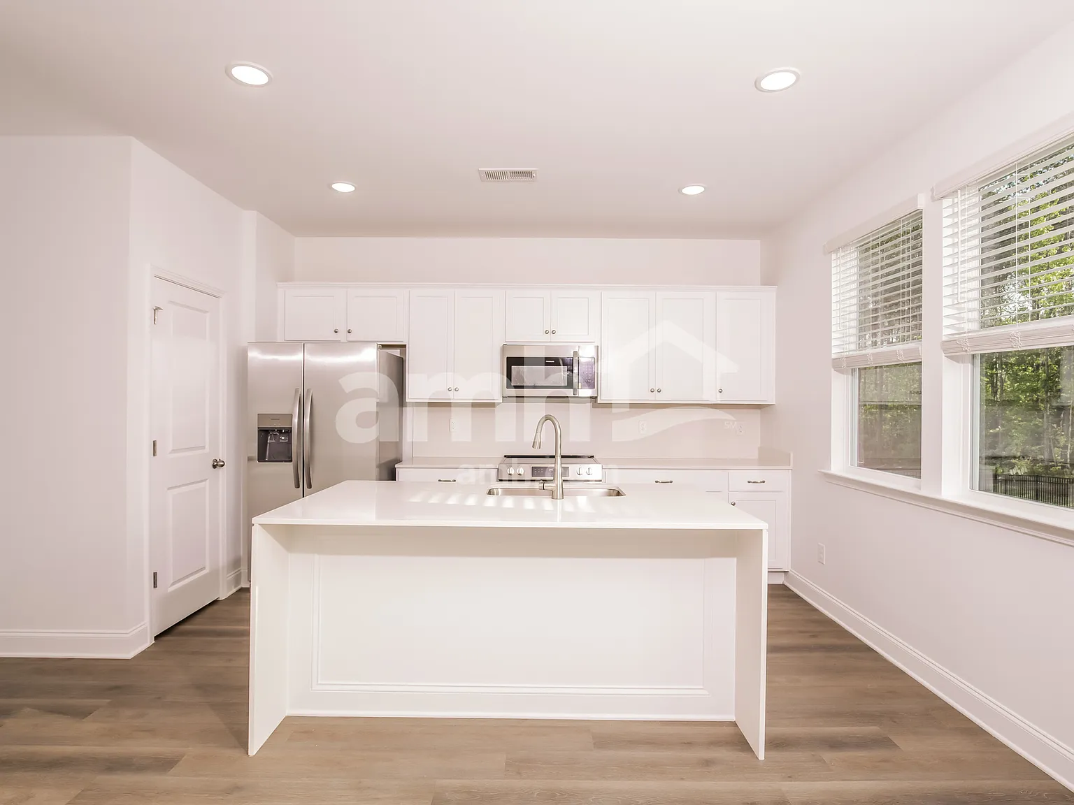 4 bed, 2.5 bath, 1784 sqft, $2,570 — Photo 3