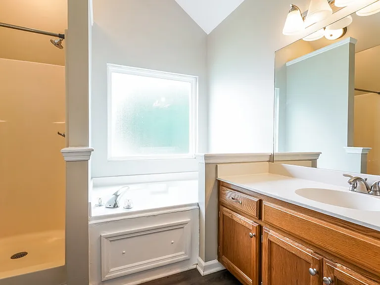 2817 Sutherland Dr — Photo 11