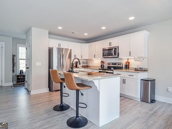 4th image of 2710 Maple Ln