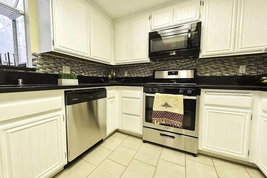 3 bed, 1003 sqft, $3,100 — Photo 3