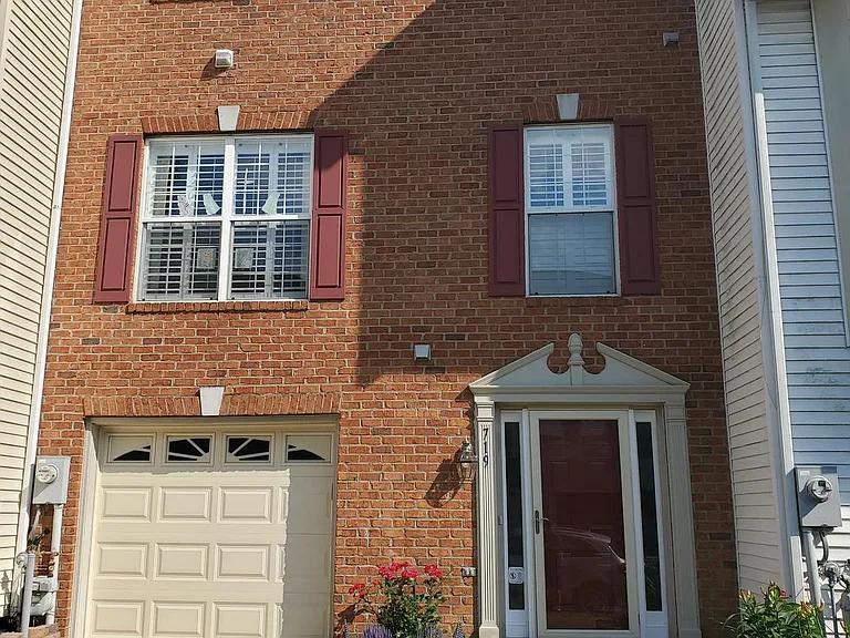 719 Summertime Dr — Photo 1