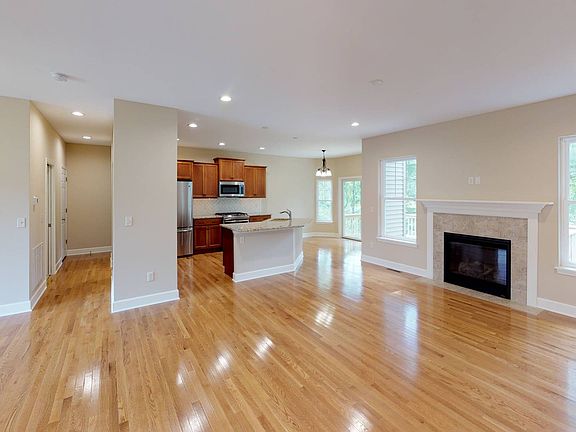 4th image of 31 Winterberry Ln
