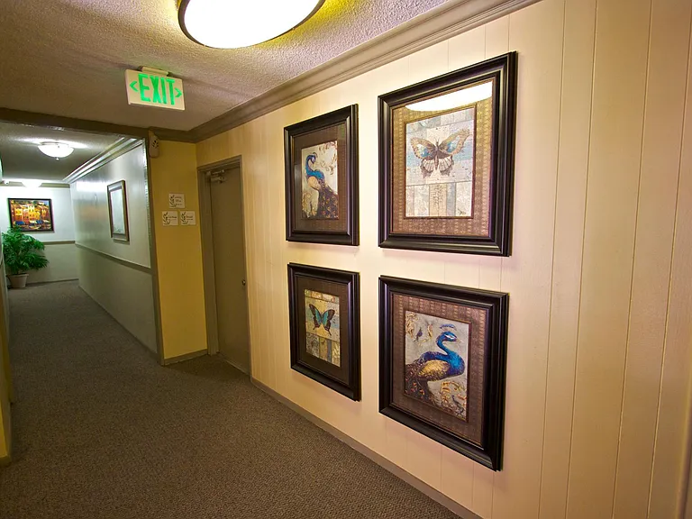 Chateau Garnet Apts. — Photo 15