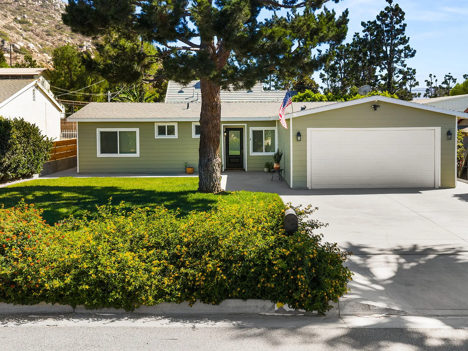 3 bed, 1200 sqft, $4,995 — Photo 1