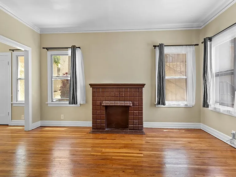 4854 1/4 Mascot St — Photo 12