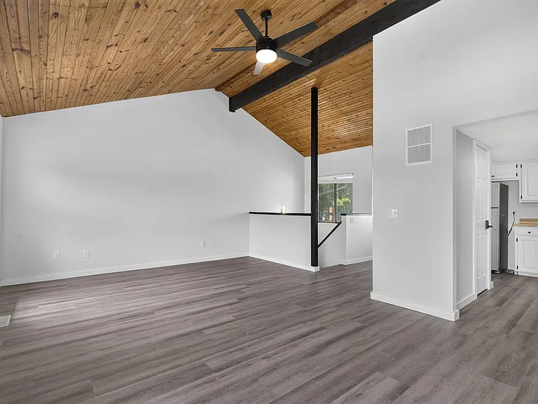 1030 E Elm St — Photo 6