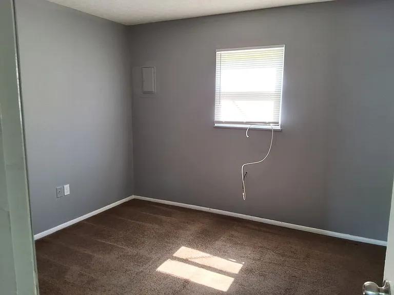 1190 Lois Ln — Photo 8