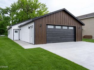 3077 45th Ave S, Grand Forks, ND 58201