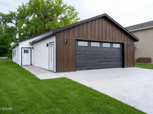 3077 45th Ave S, Grand Forks, ND 58201