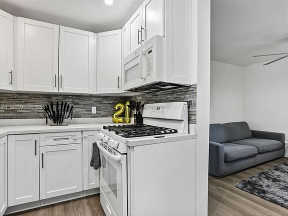 5th image of 920 SW 30th St Unit 2