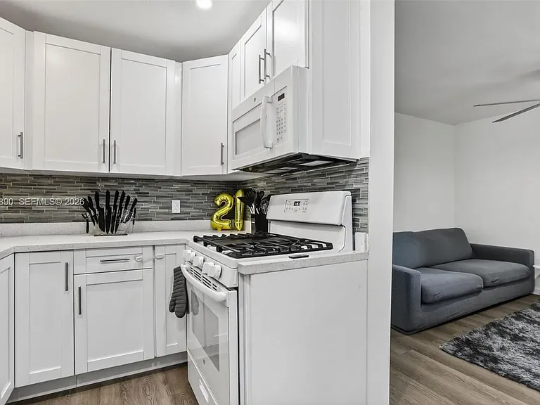 920 SW 30th St #2 — Photo 5