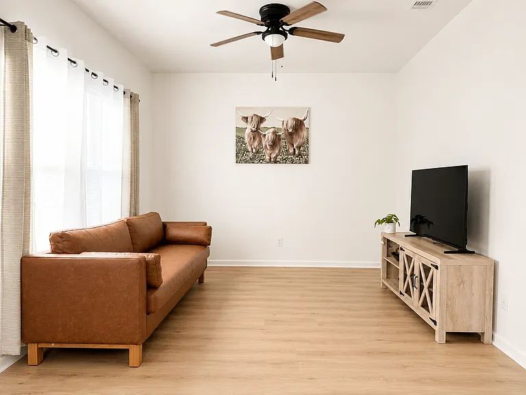 817 W Cox St — Photo 3