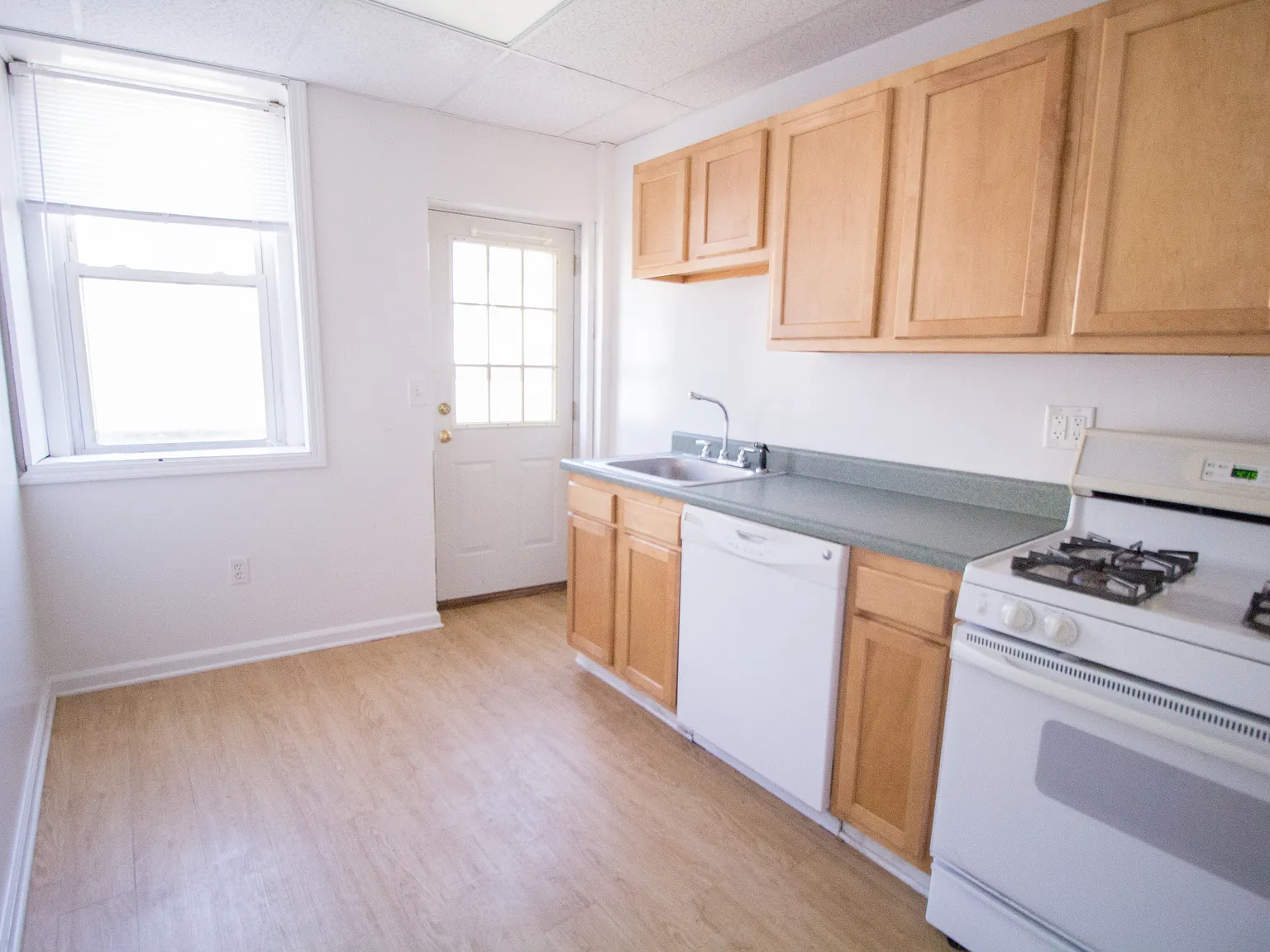 4 bed, $3,600 — Photo 2