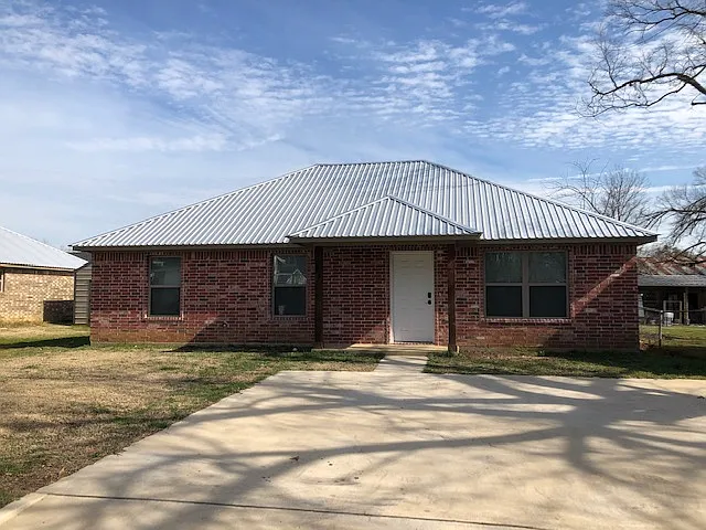 3 bed, 1221 sqft, $1,895 — Photo 1