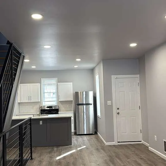 576 E Herman St — Photo 3