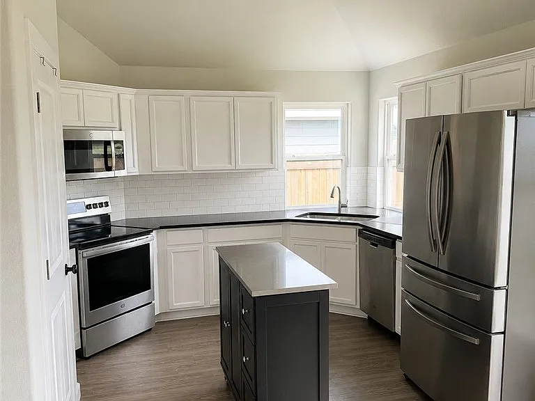 1940 Cambria Dr — Photo 4