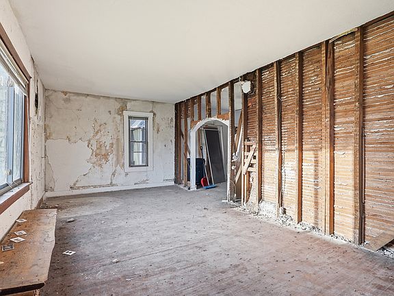 4th image of 208 N Main St