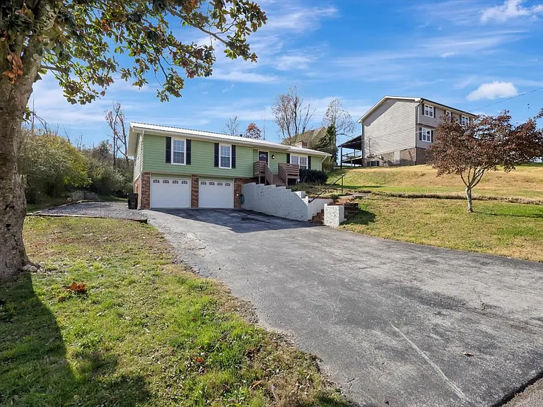 8102 Gladys Ln — Photo 30
