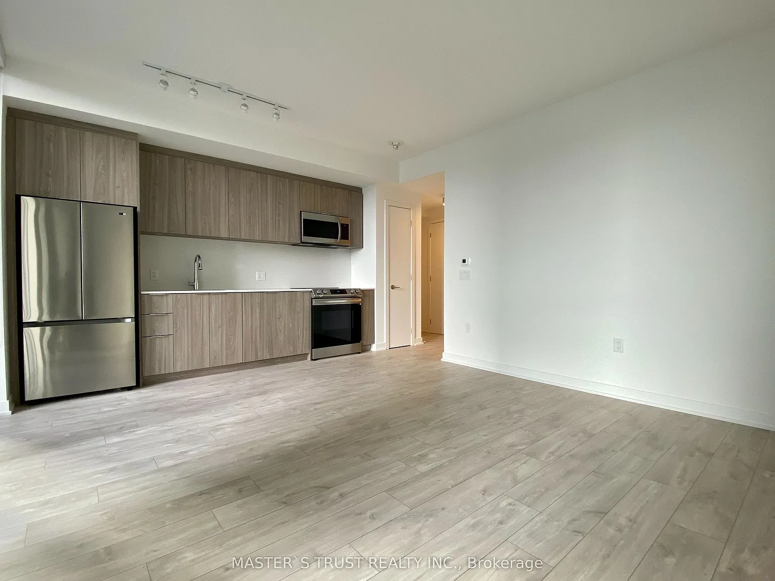 357 KING Condo — Photo 4