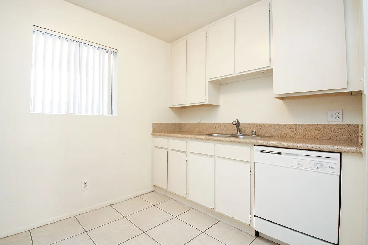 Building Photo - 15040 Moorpark St