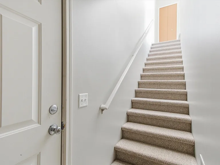 1304 Riversedge Dr — Photo 3