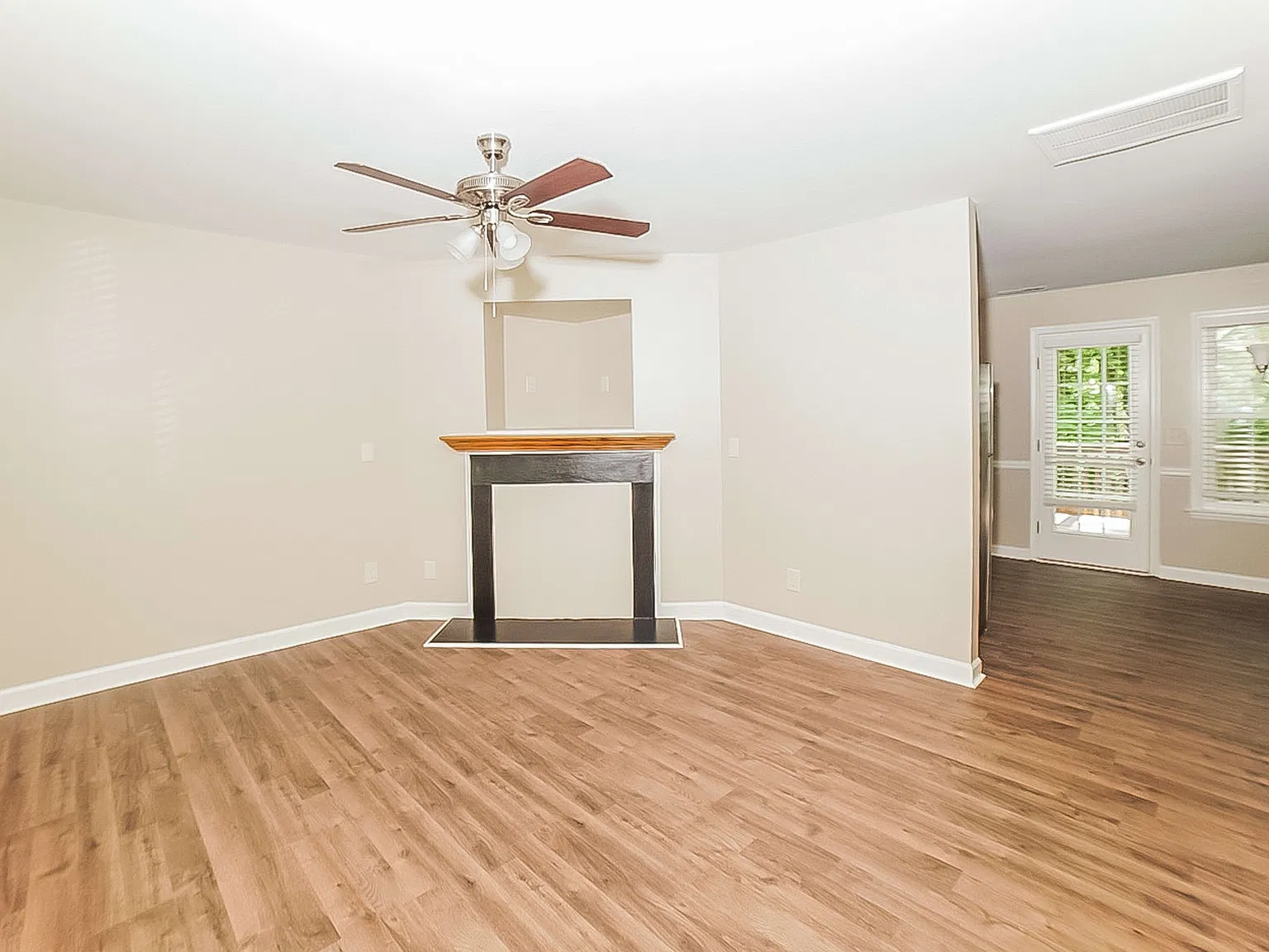 3 bed, 2.5 bath, 1343 sqft, $1,930 — Photo 4