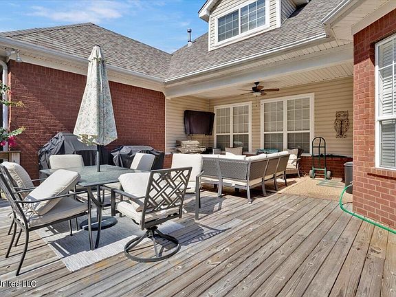 3rd image of 4297 Elizabeth Cir W
