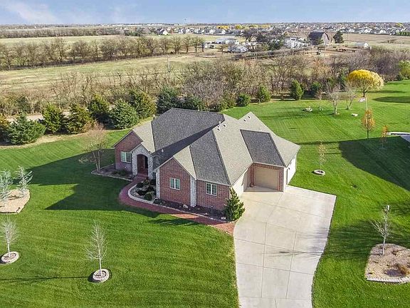 3/4 of an acre of pure PARADISE!
