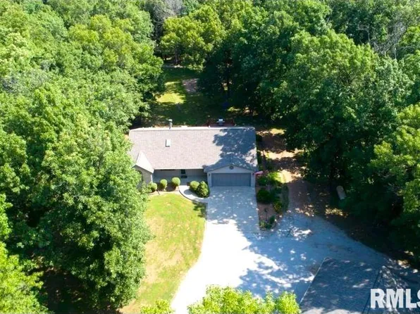 30622 Henry Rd, Girard, IL 62640