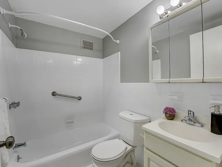 Woodbrook House Apartments — Photo 8