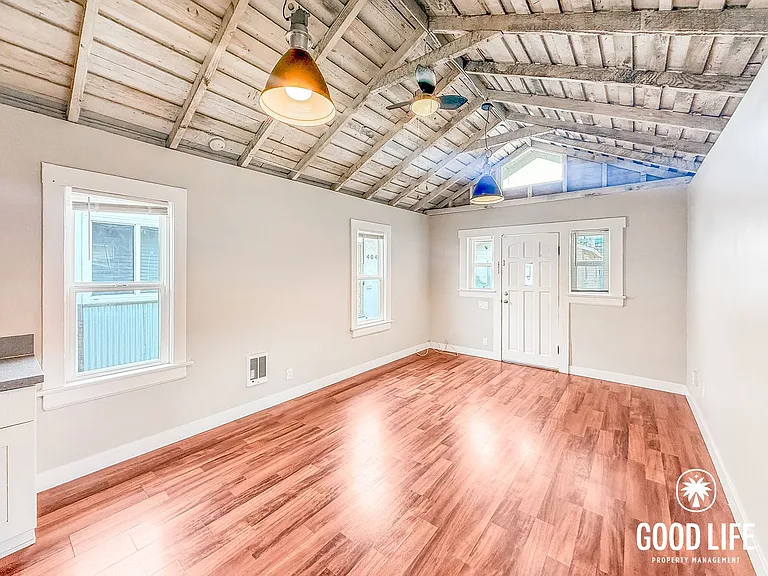 Studio in City Heights with Granite Kitchen, Ceiling Fan & Private Setting — Photo 2