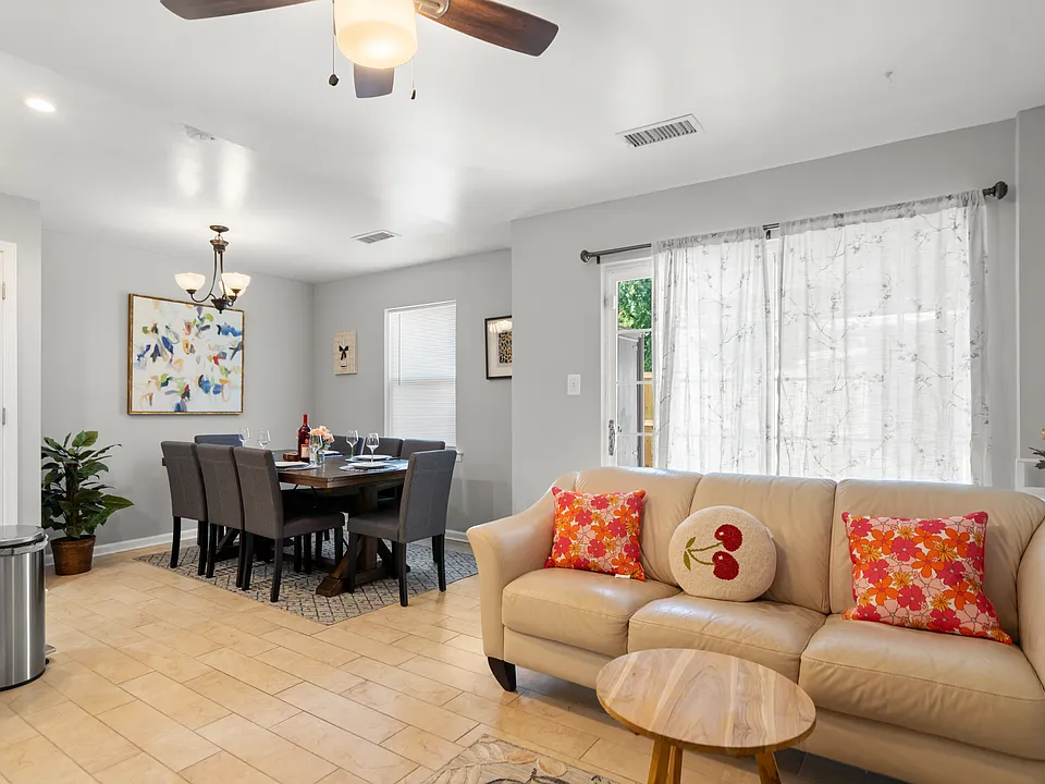 228 S Stevenson Sq
