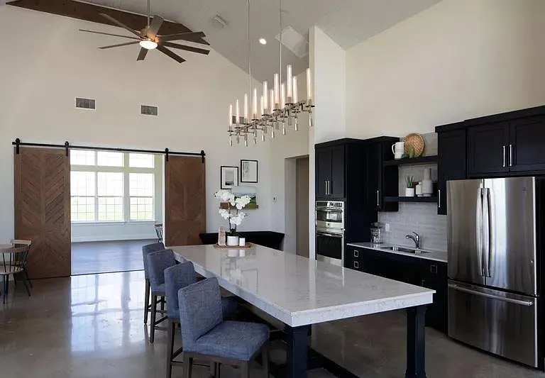 2817 Foxwood St — Photo 45