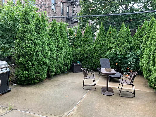Rented by Halvatzis Realty | media 26