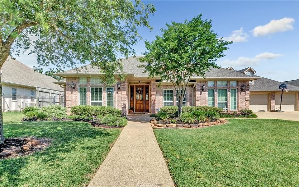 1st image of 207 Cecilia Ct