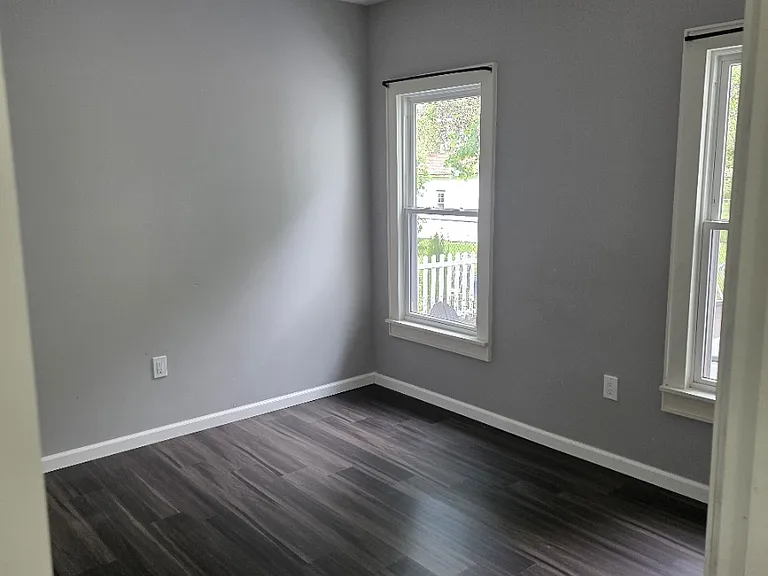 614 Schuyler St — Photo 3