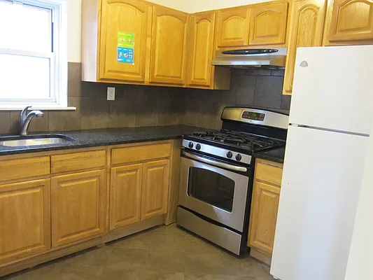 Rented by Realty 2000 Corp | media 10