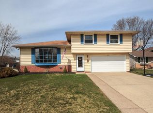 36479 Valleyview Dr, Eastlake, OH