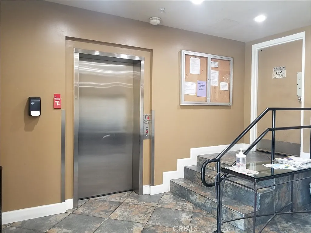 Studio, 527 sqft, $2,280 — Photo 2