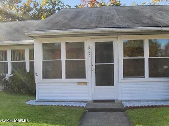 2nd image of 225C Buckingham Court