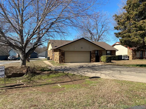 3612 S Redbud Dr W, Sand Springs, OK 74063