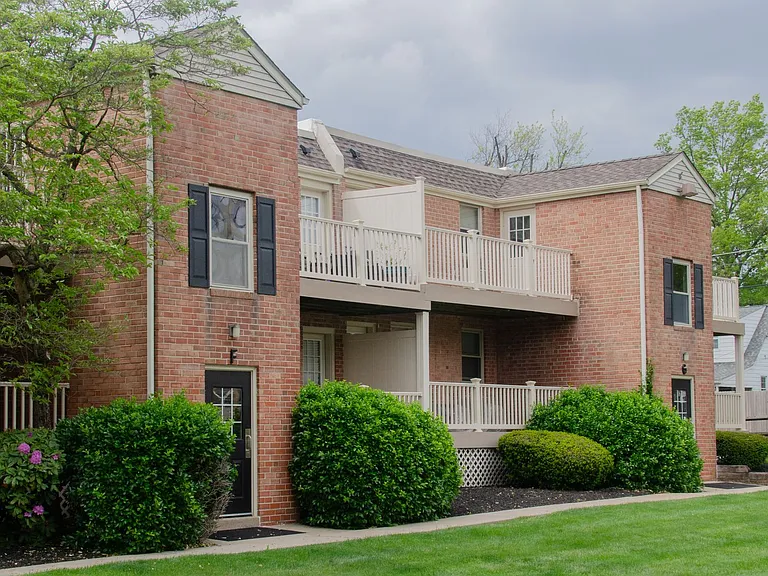 Parkside Manor Apartments — Photo 4