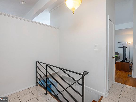 2nd image of 1519 Meadowlark Rd