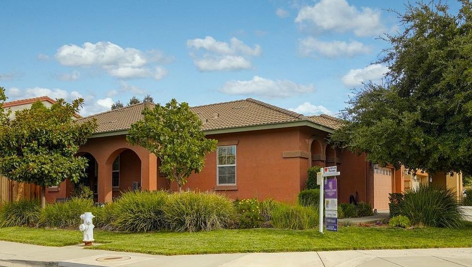 1st image of 554 Canterbury Circle