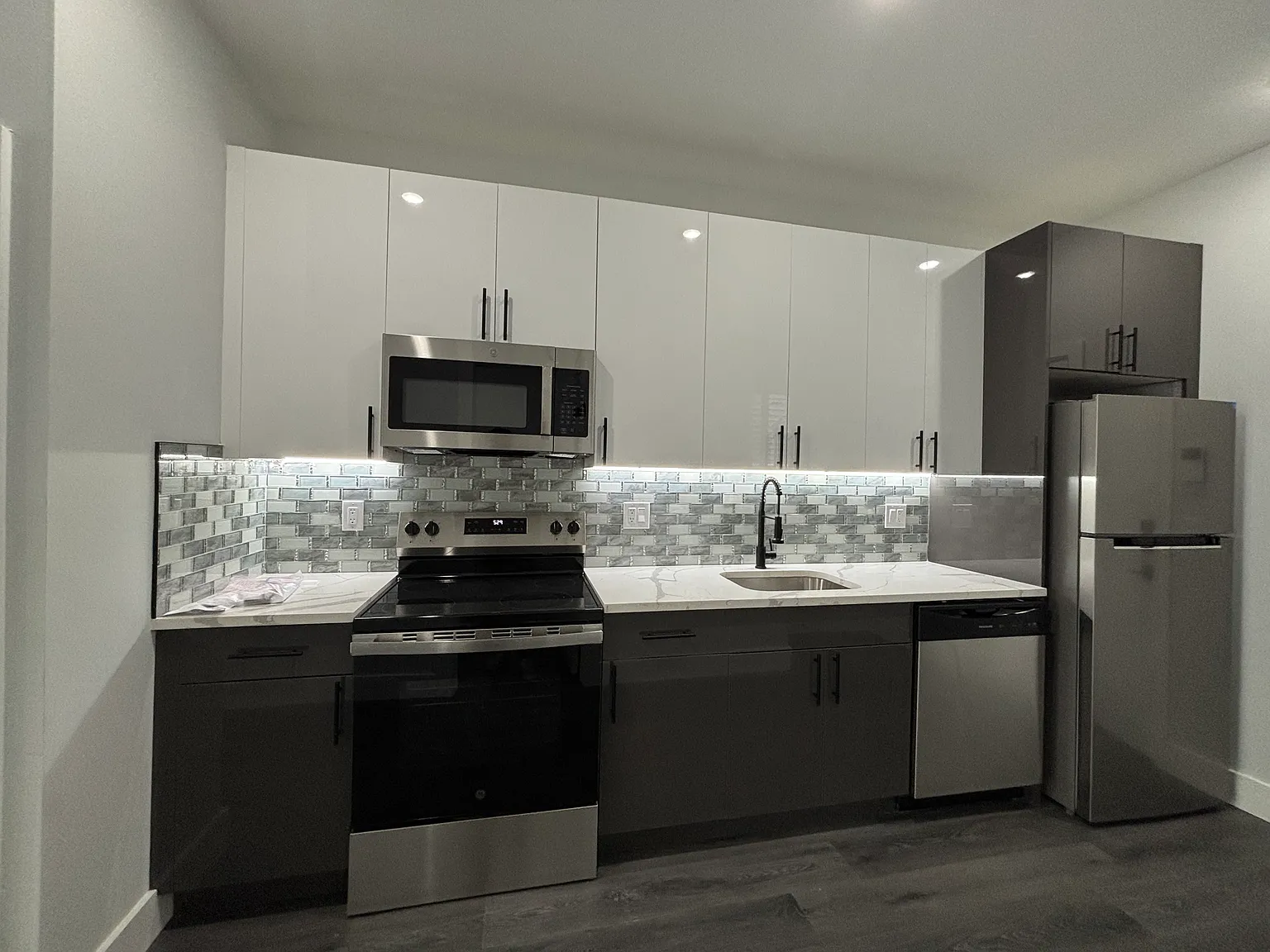 3 bed, 900 sqft, $2,000 — Photo 2