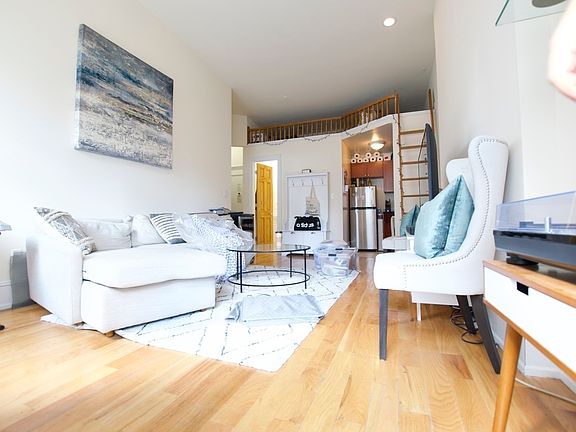 5th image of 161 W 72nd St APT 7A