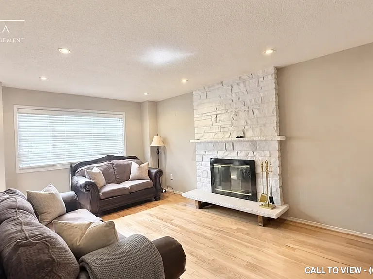18 Gaslight Cres #1 — Photo 1