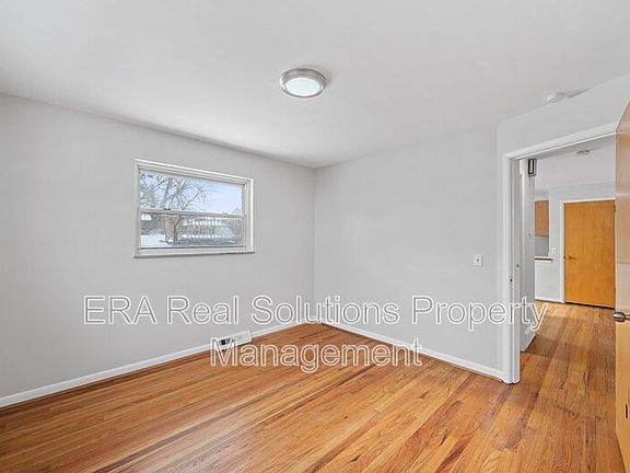 4th image of 1063 Thunderbird Ave